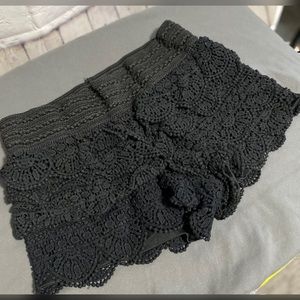 Rewind Juniors Black Ruffled Shorts